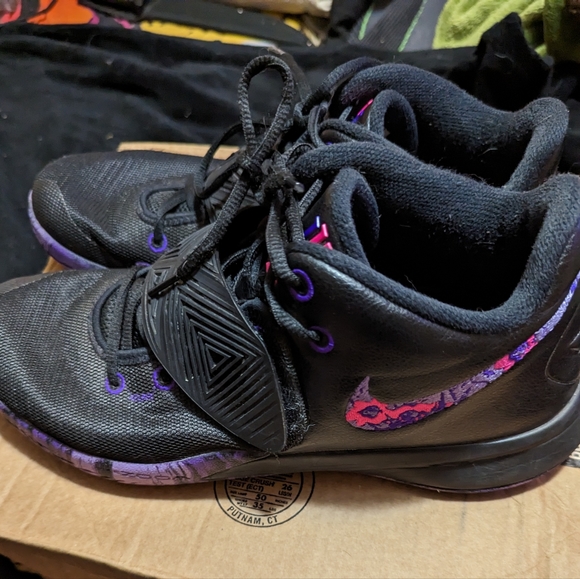 Nike Kyrie Irving fly trap Fierce Purple basketball size 11.5 black purple - Picture 2 of 15